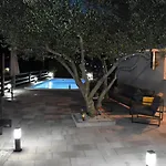 Seven Lakes 게스트하우스 4*